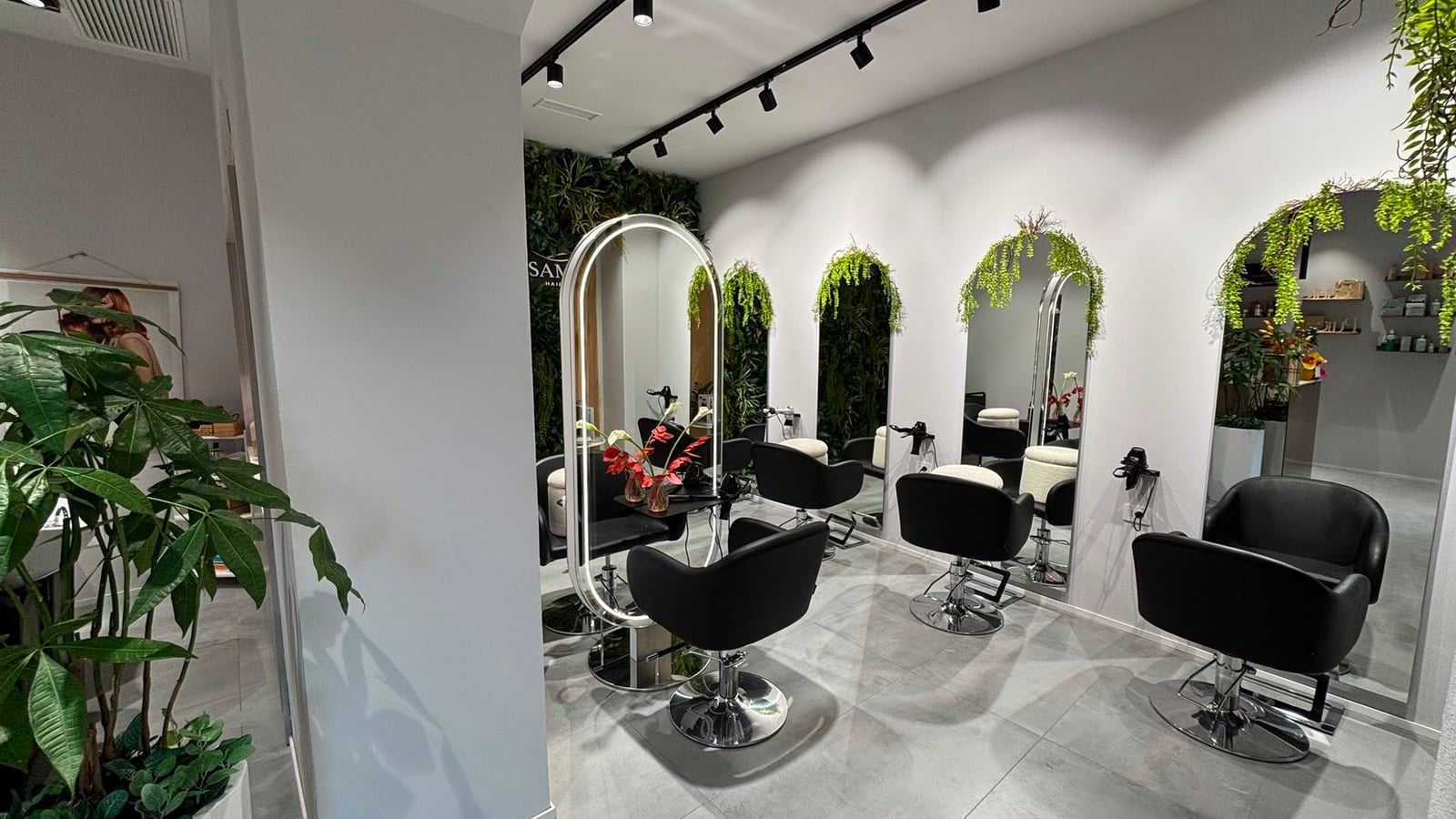 Interno del salone SAMAY ad Arese