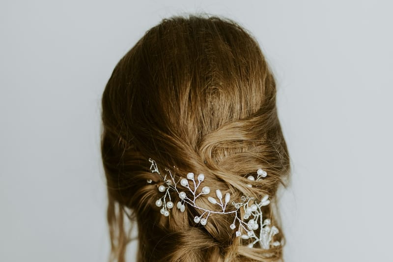Acconciatura da sposa con accessorio di perle
